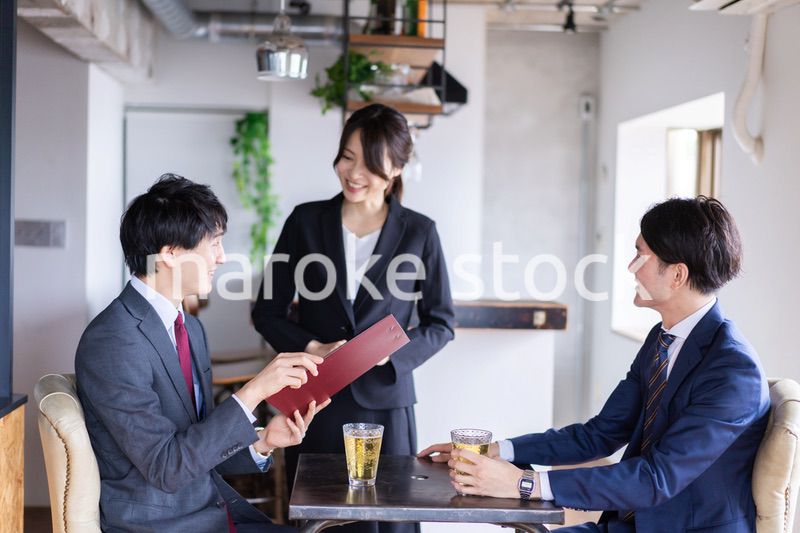 オーダーを確認するレストランスタッフの女性