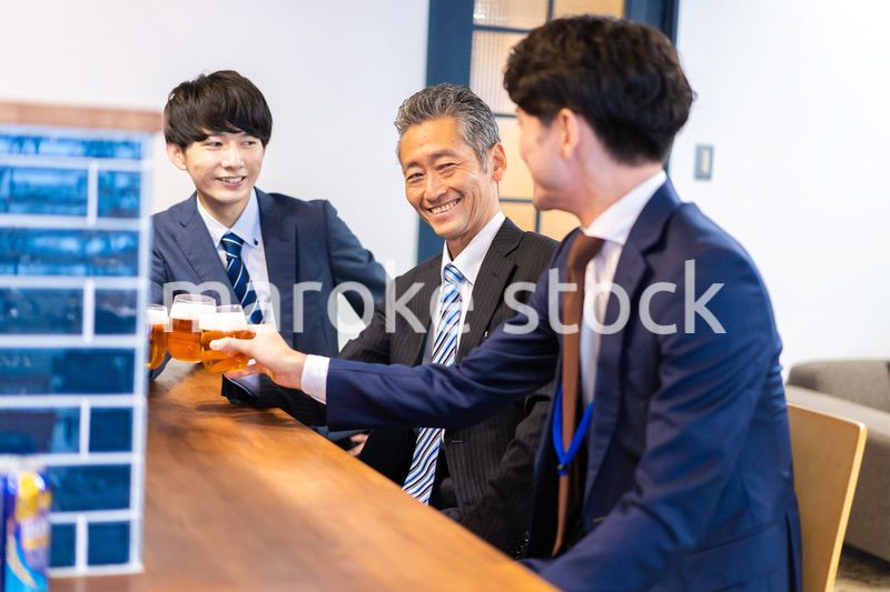 バーで乾杯をする3人の会社員