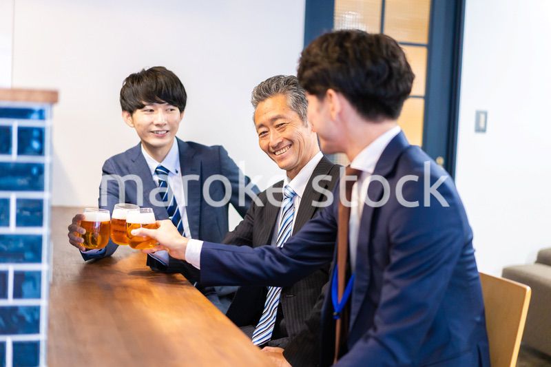 バーで乾杯をする3人の会社員