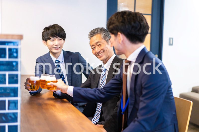 バーで乾杯をする3人の会社員