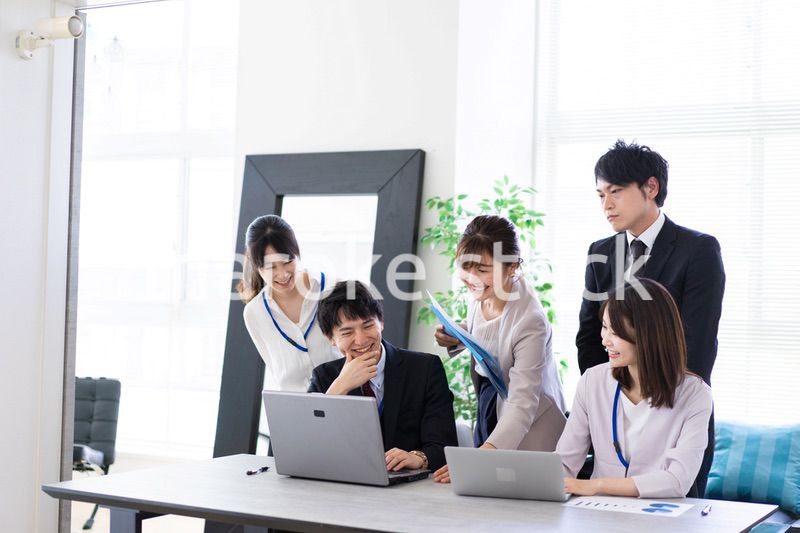 ミーティングをするビジネスパーソン