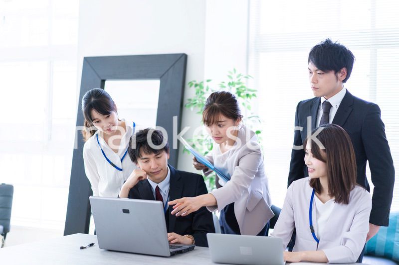 コンサルティング会社で働くビジネスパーソン