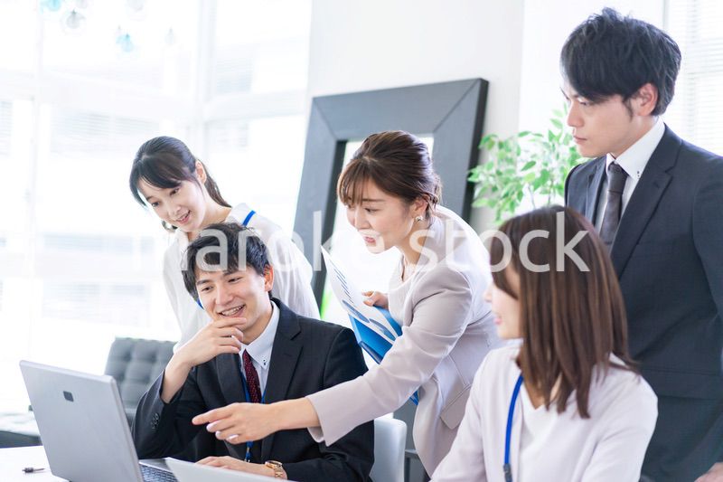 楽しくオフィスで働くビジネスパーソン