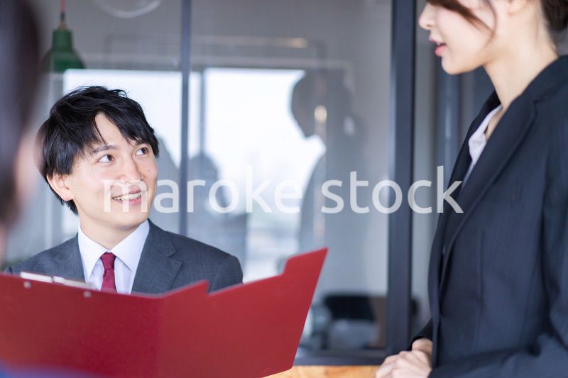 オーダーを確認するレストランスタッフの女性