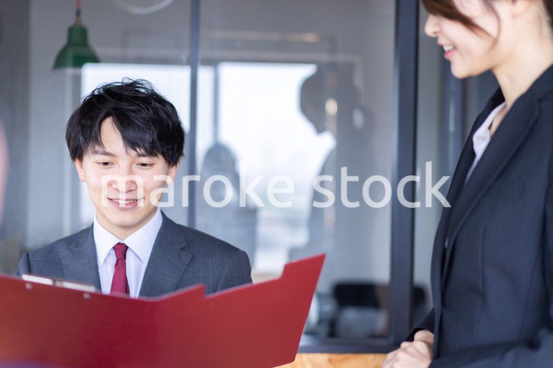 オーダーを確認するレストランスタッフの女性