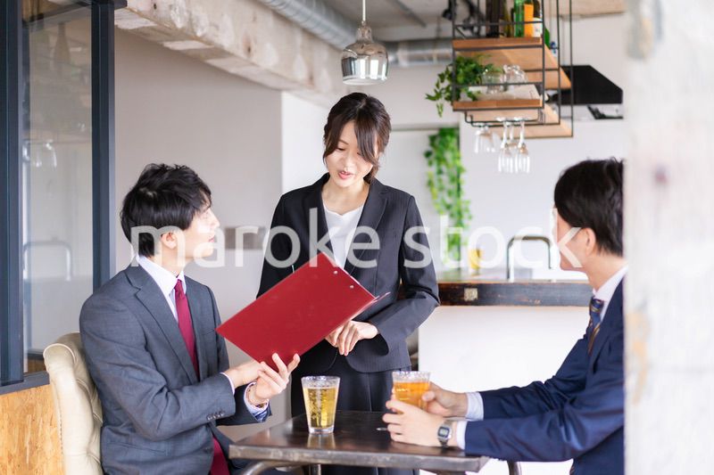 カフェで注文をする二人のビジネスマン