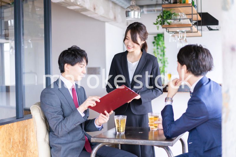 オーダーを確認するレストランスタッフの女性