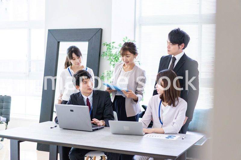 楽しくオフィスで働くビジネスパーソン