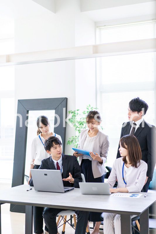 楽しくオフィスで働くビジネスパーソン