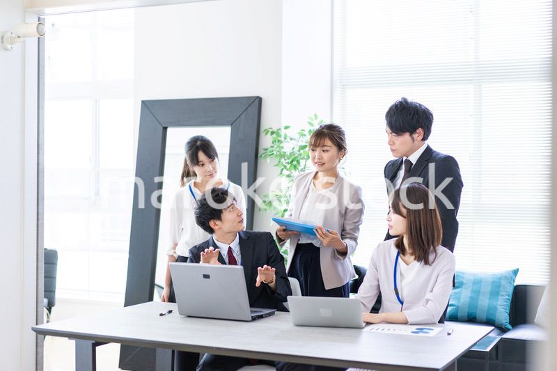 楽しくオフィスで働くビジネスパーソン