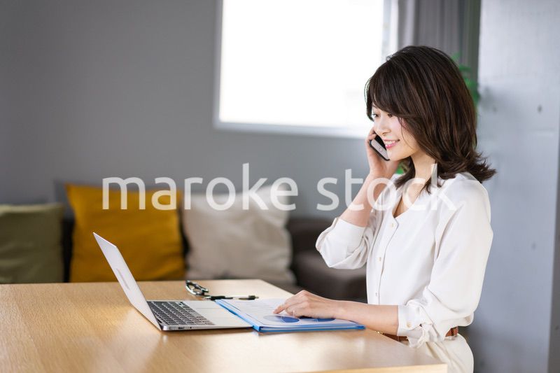 仕事の電話をする若い女性