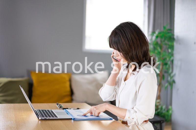 仕事の電話をする若い女性