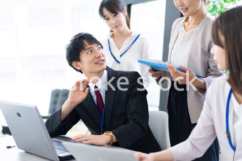 ミーティングをするビジネスパーソン