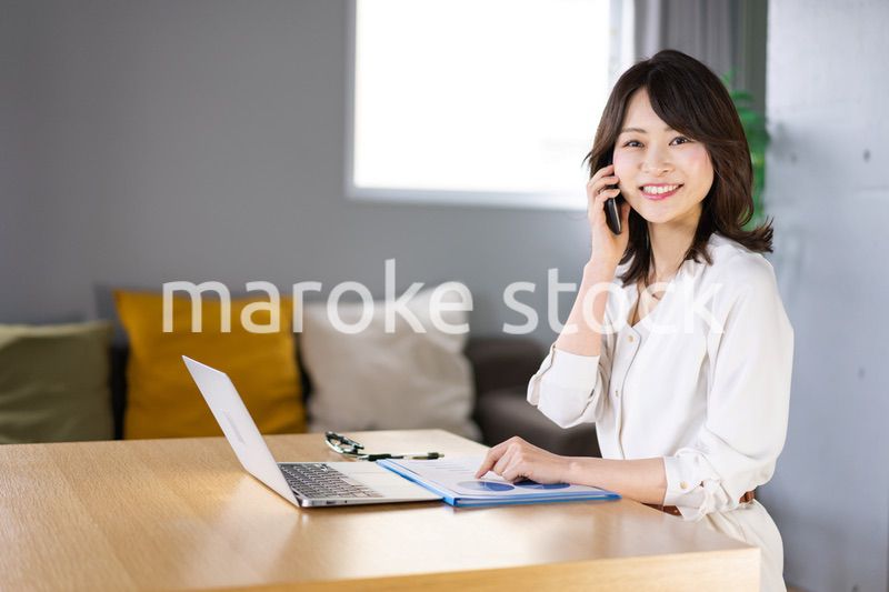 仕事の電話をする若い女性