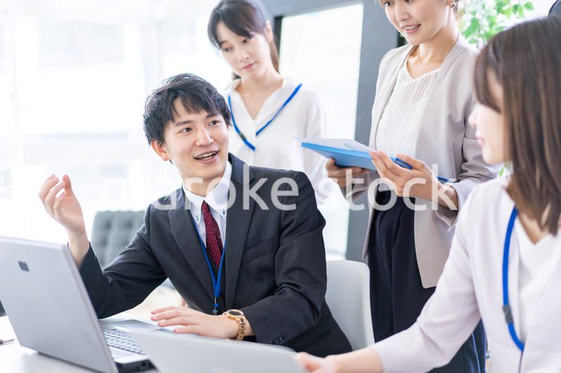 楽しくオフィスで働くビジネスパーソン