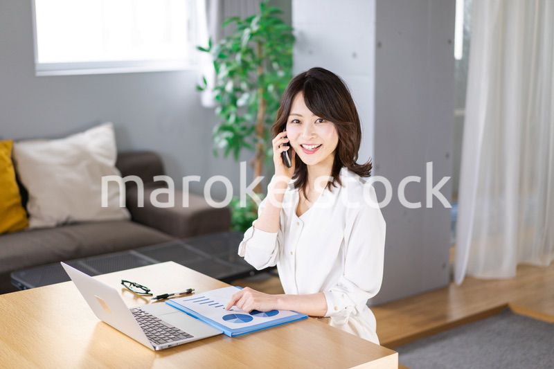 仕事の電話をする若い女性