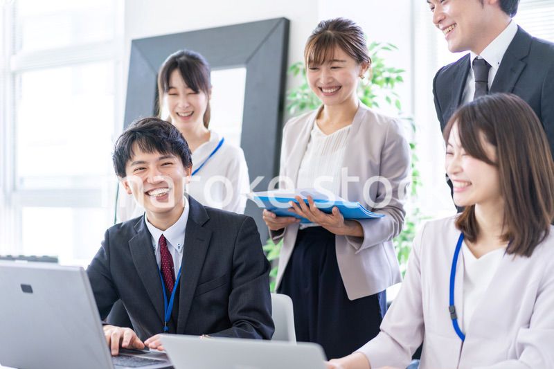楽しくオフィスで働くビジネスパーソン