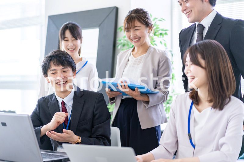 楽しくオフィスで働くビジネスパーソン