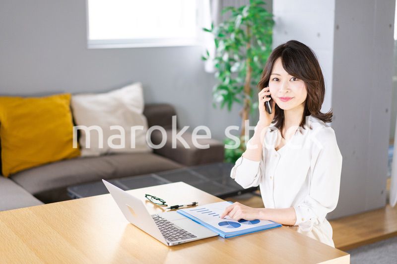 仕事の電話をする若い女性