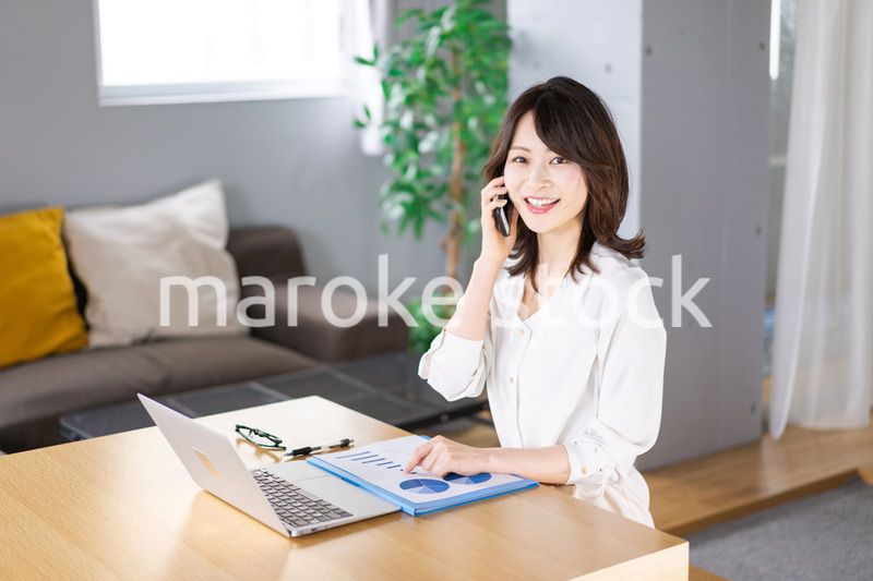 仕事の電話をする若い女性