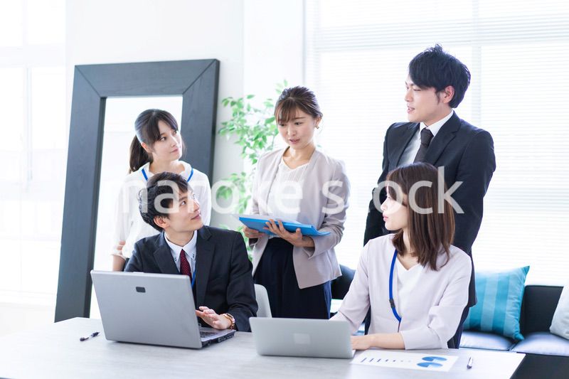 コンサルティング会社で働くビジネスパーソン