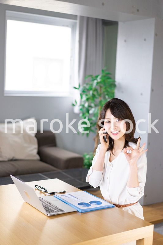 仕事の電話をする若い女性