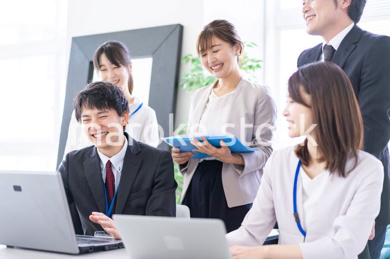 オフィスで仕事をするビジネスパーソン