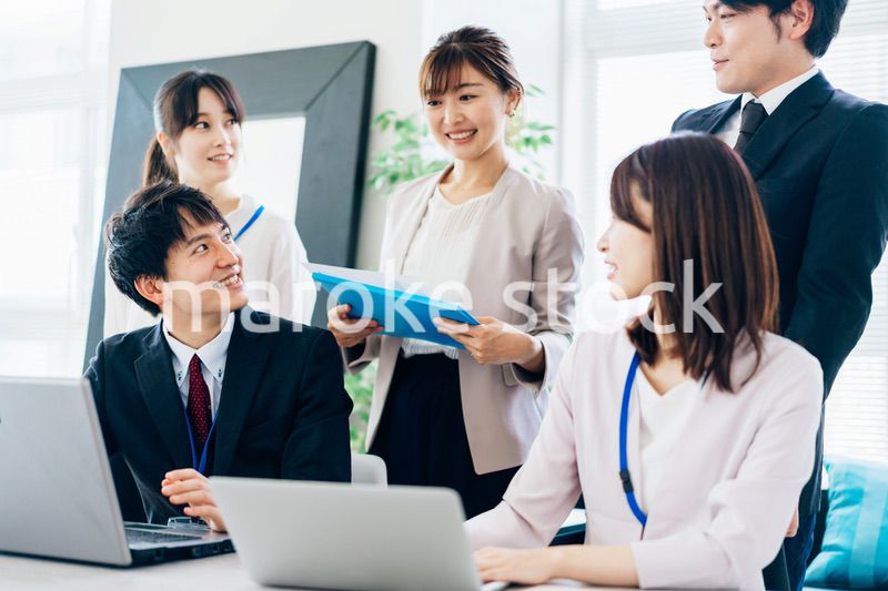 明るいオフィスで働くビジネスパーソン