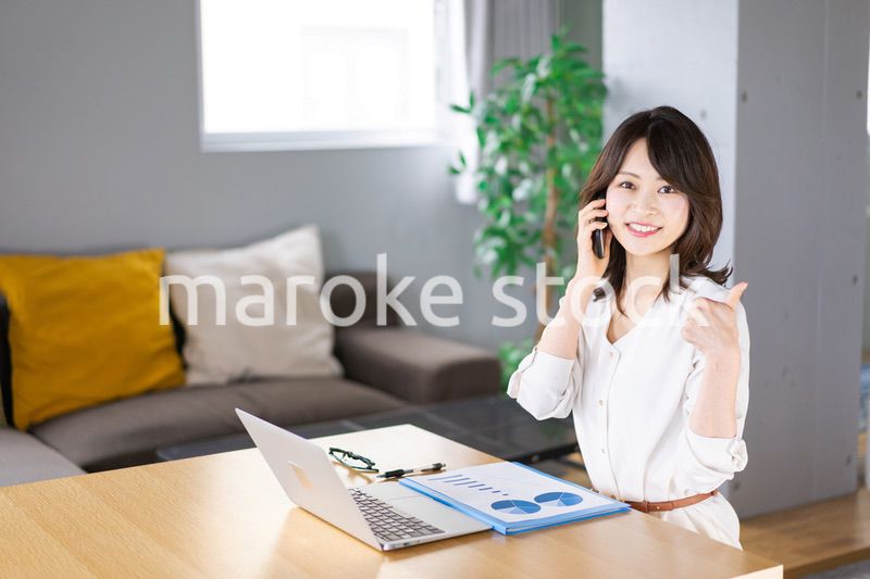仕事の電話をする若い女性