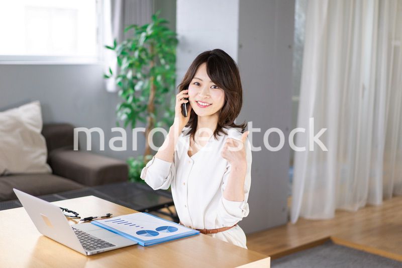 仕事の電話をする若い女性