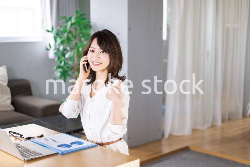 仕事の電話をする若い女性