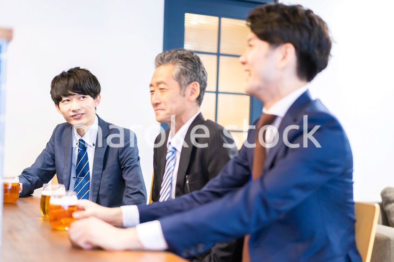バーで乾杯をする3人の会社員