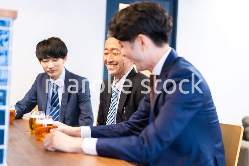 バーで乾杯をする3人の会社員