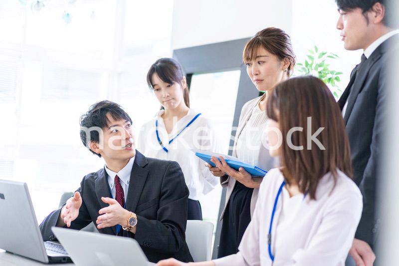 綺麗なオフィスで働く若い会社員