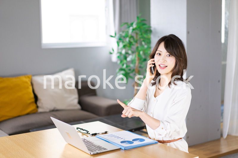 仕事の電話をする若い女性