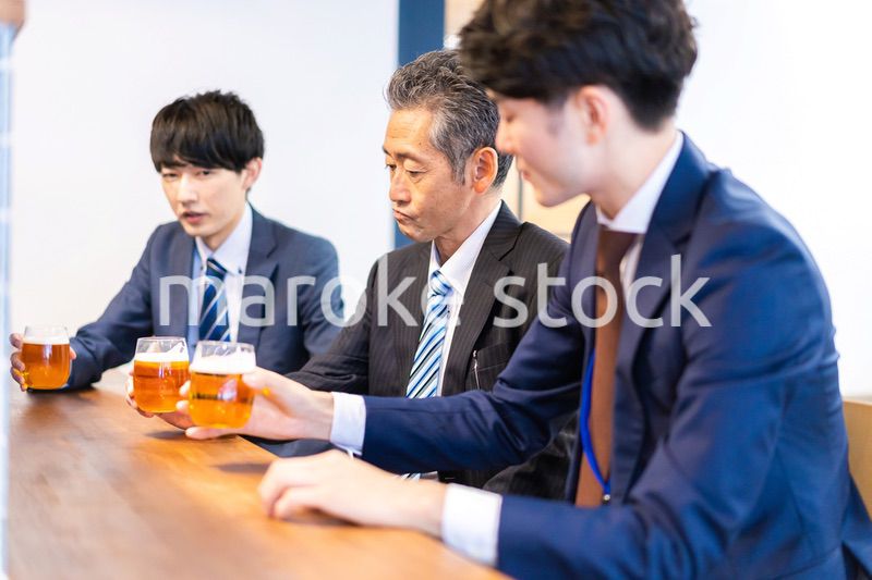 バーで乾杯をする3人の会社員