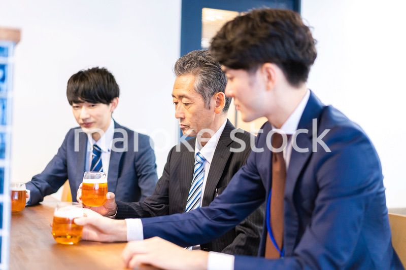 バーで乾杯をする3人の会社員