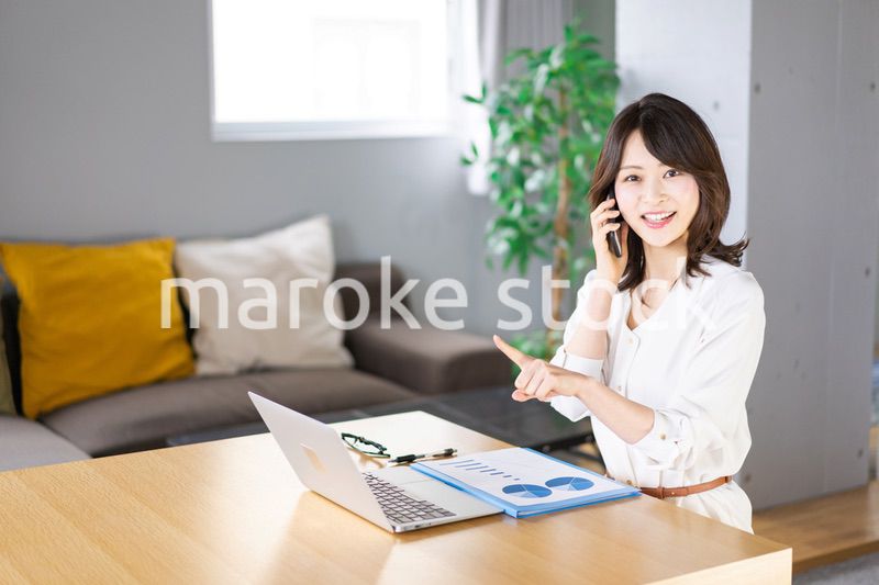仕事の電話をする若い女性