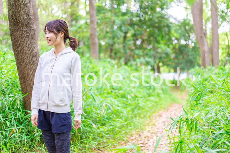 自然を散策する若い女性