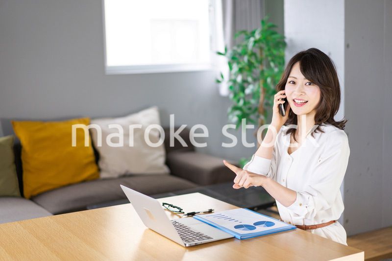 仕事の電話をする若い女性