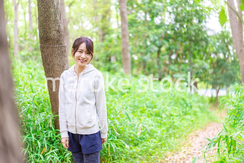 自然を散策する若い女性