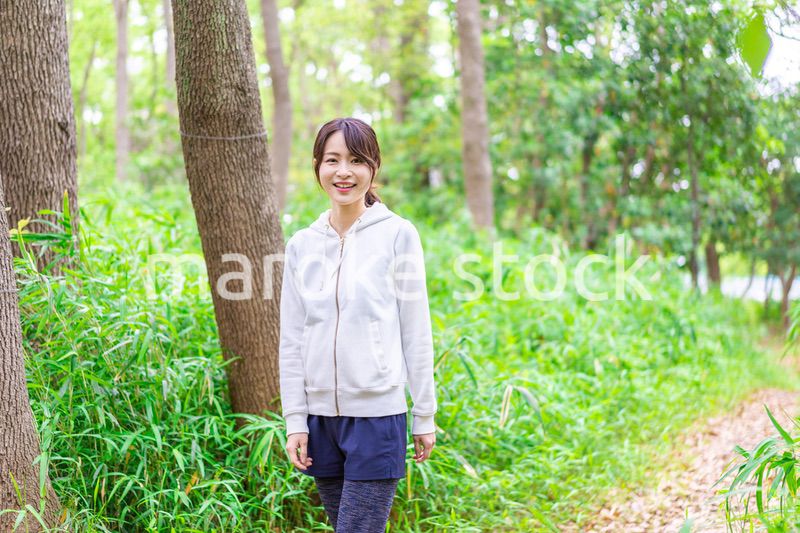 自然を散策する若い女性