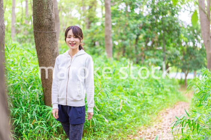 自然を散策する若い女性
