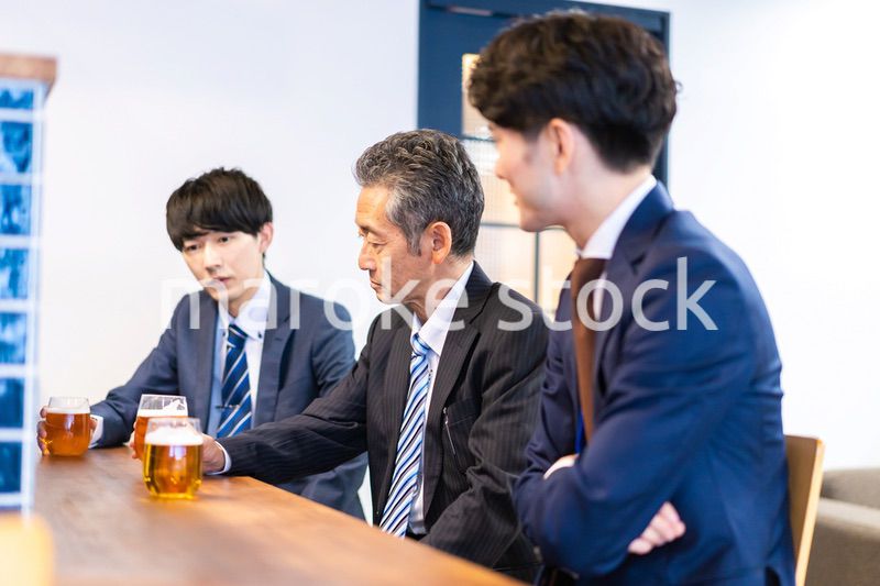 バーで乾杯をする3人の会社員