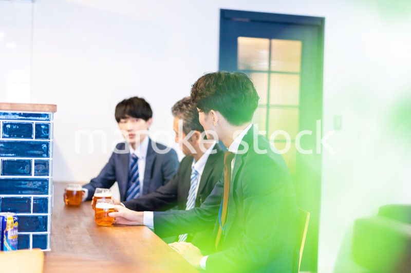 バーで乾杯をする3人の会社員