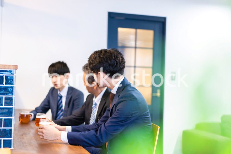 バーで乾杯をする3人の会社員