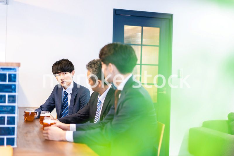 バーで乾杯をする3人の会社員