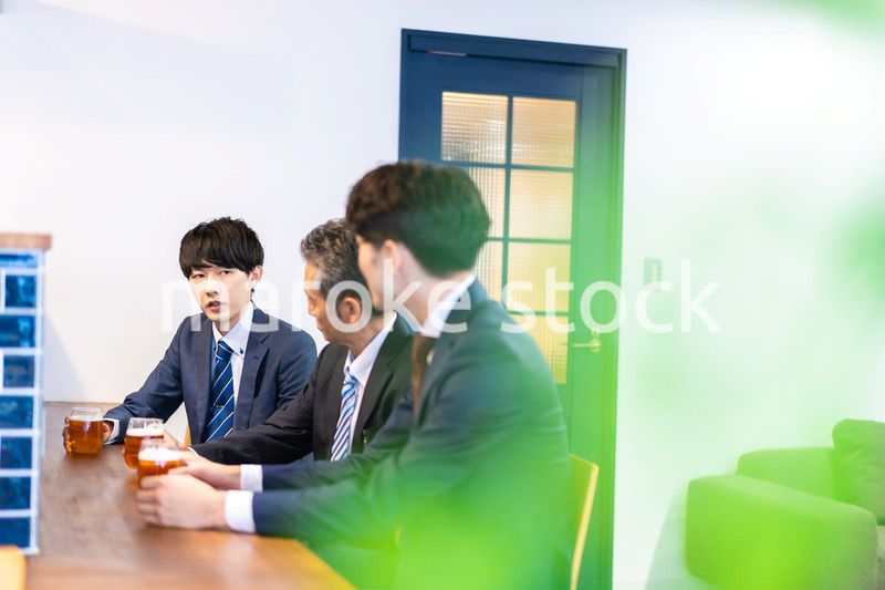 バーで乾杯をする3人の会社員