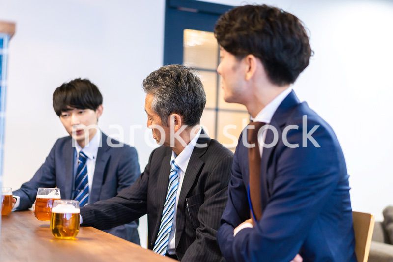 バーで乾杯をする3人の会社員