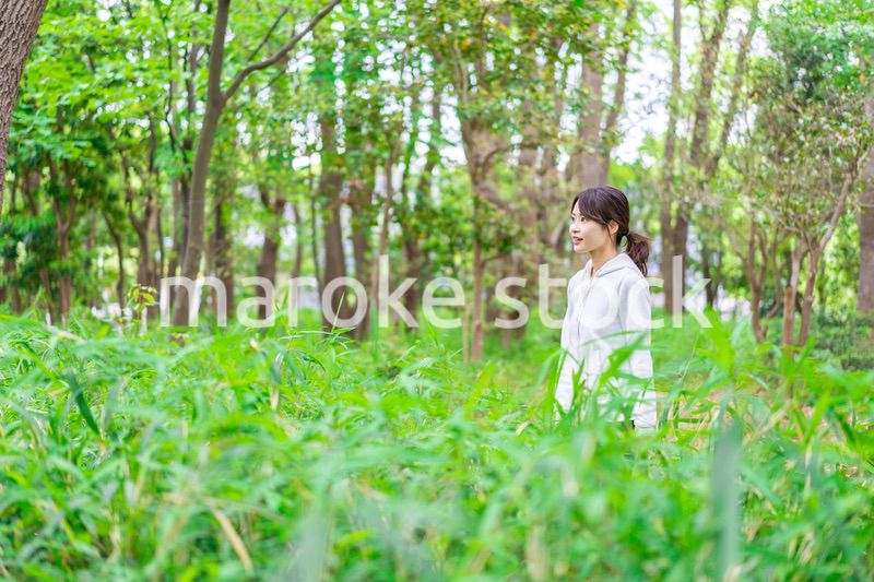 自然を散策する若い女性